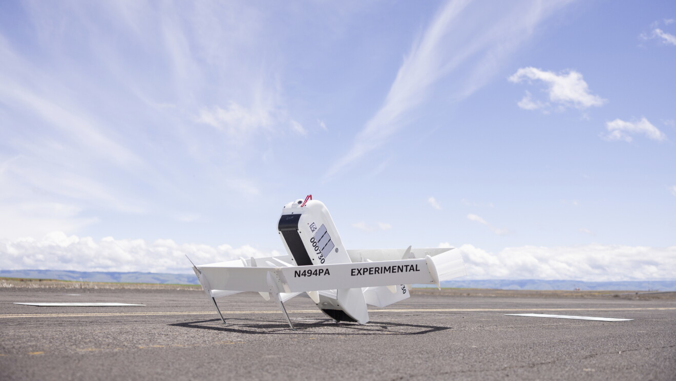 Un drone bianco e su una pista di decollo in una zona desertica. Sulla fiancata del drone, di forma esagonale, compare la scritta N494PA EXPERIMENTAL