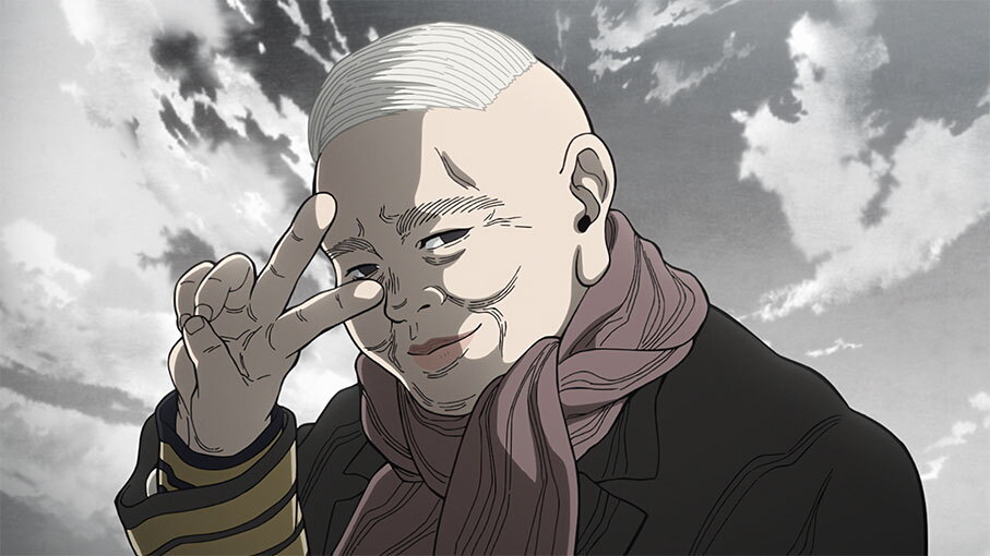 雲が浮かぶ空を背景に、右手で作ったピースサインを右目に添えたアニメキャラクター。白髪で耳たぶが大きく、マフラーを巻いている。
