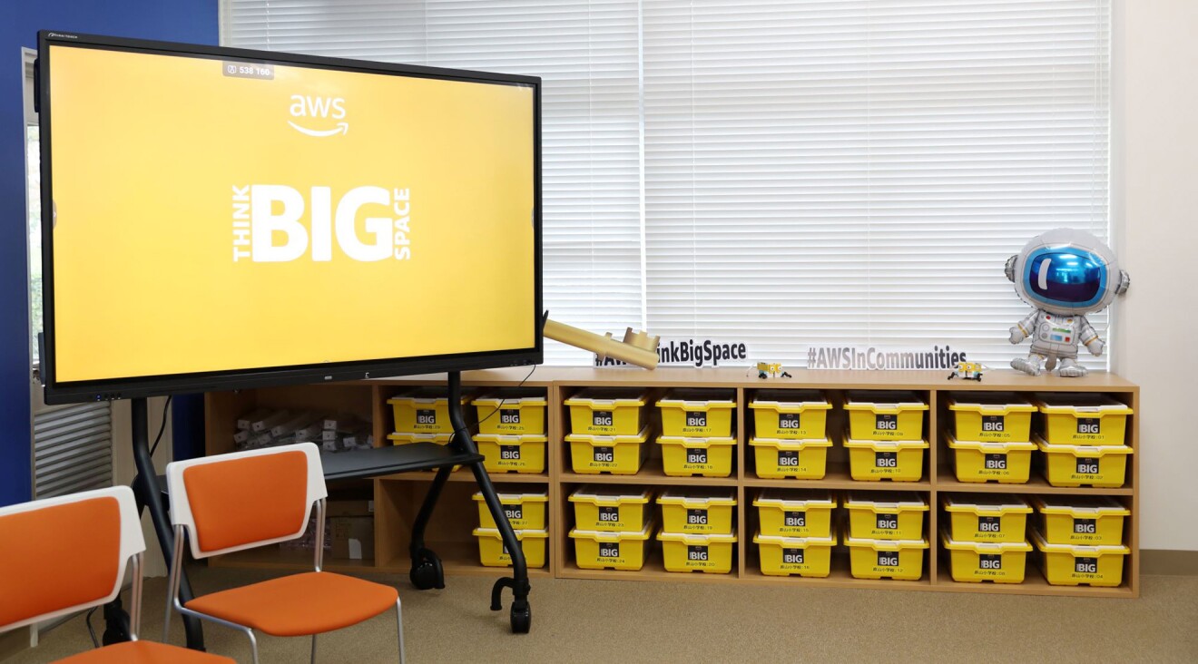 大きなモニターとレゴブロックが入った棚