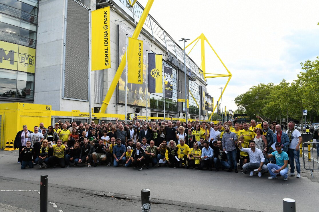 Gruppenbild mit Mitarbeitern vor dem Westfalen-Stadion