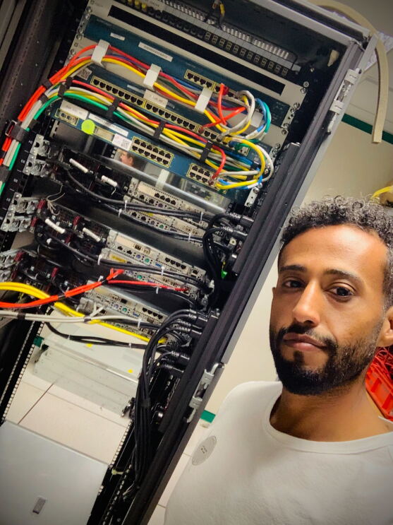 Abdullah, technicien data center chez AWS en Île-de-France.