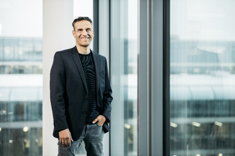 Rocco Bräuniger steht am Fenster seines Büros