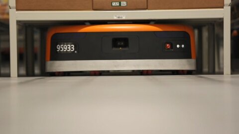 Primer plano de un drive de Amazon transportando una pod.