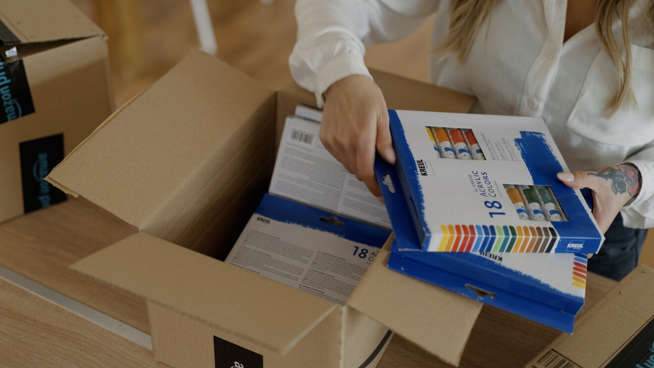 Bilder mit Organisationen die Amazon Sachspenden nutzen. 