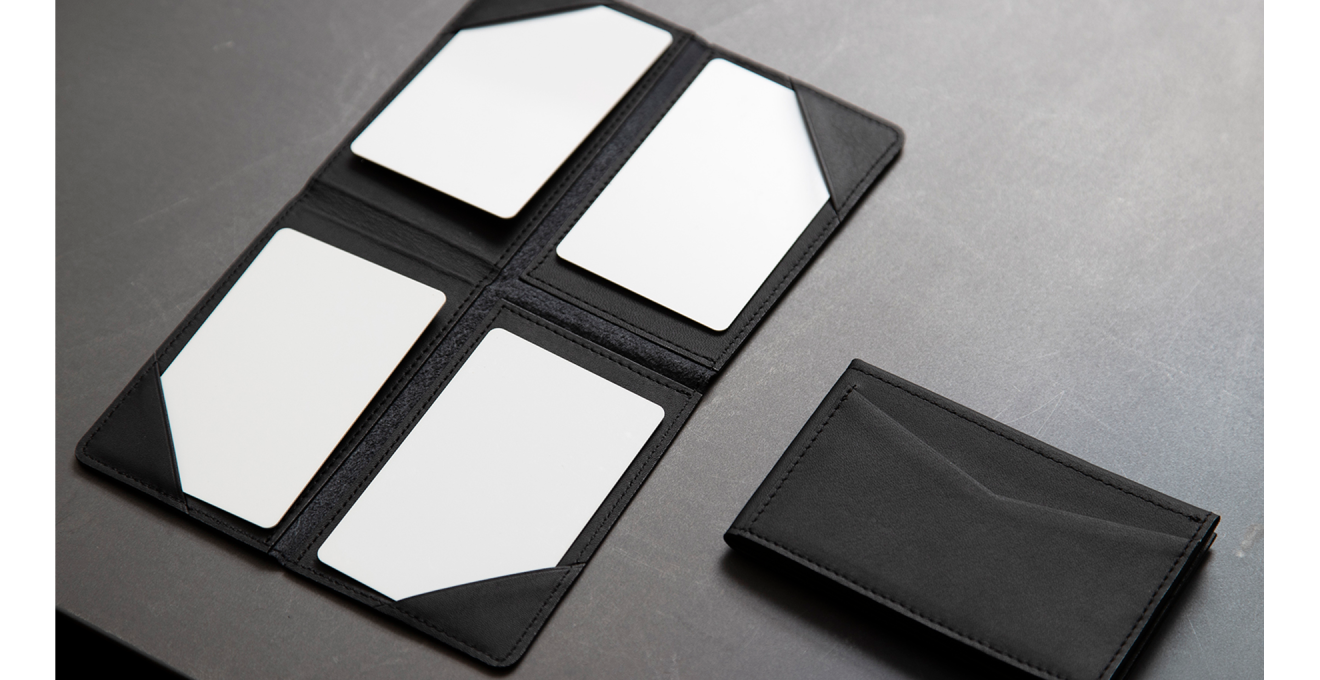 名刺入れの写真。4つ折りに畳むと普通の名刺入れサイズになり、広げるときれいに4枚が並ぶ。