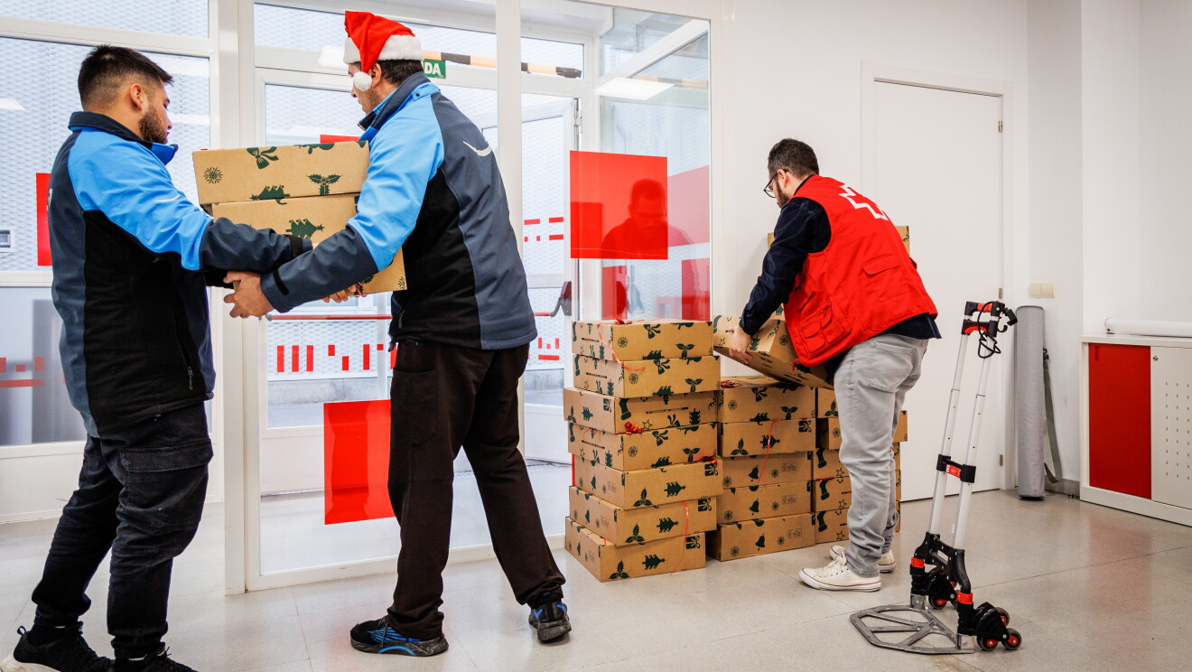 En la sede de Cruz Roja colocando las cestas navideñas.