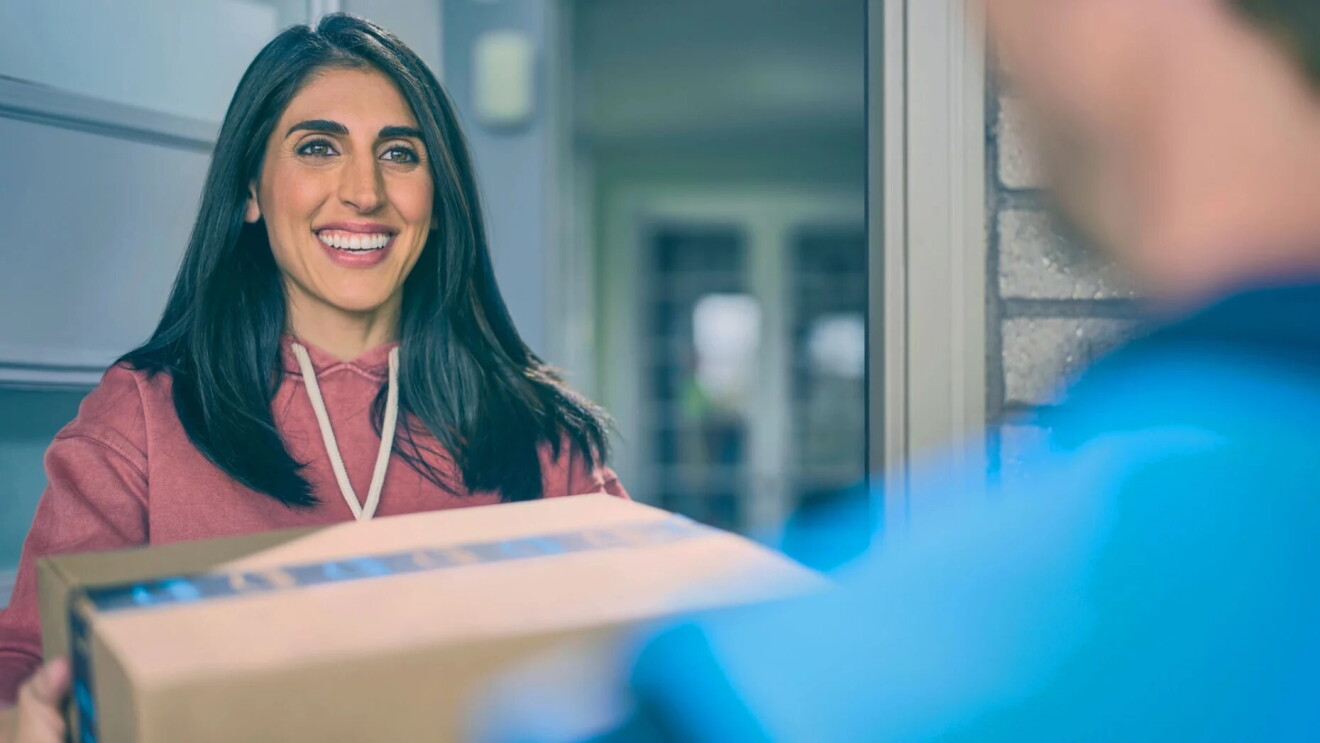Eine Frau erhält eine Amazon-Lieferung.