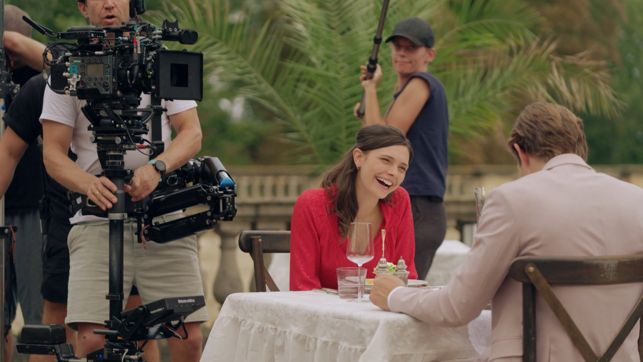 Behind-the-Scenes: Maxton Hall Staffel 2 - Ruby und James sitzen zusammen beim Essen
