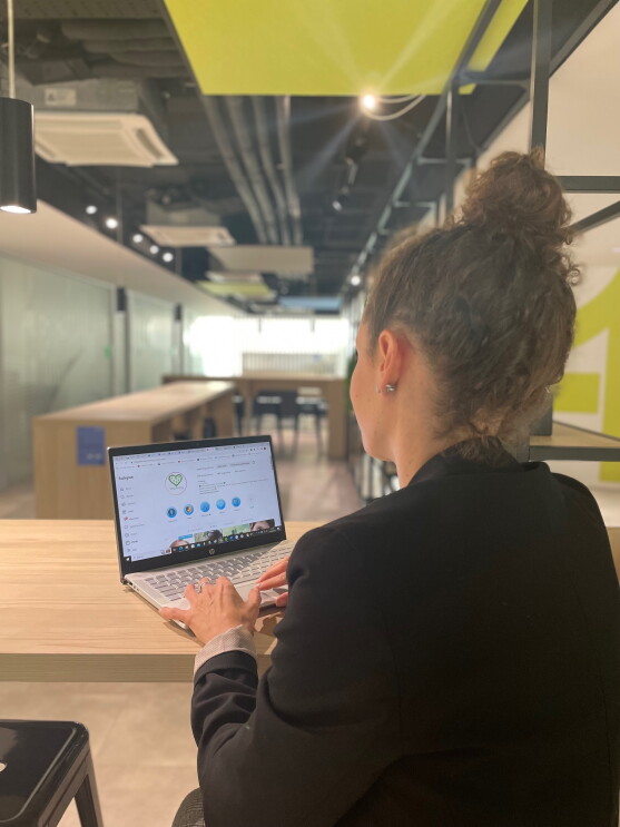 Una mujer del equipo de Teaming trabajando con un ordenador. 