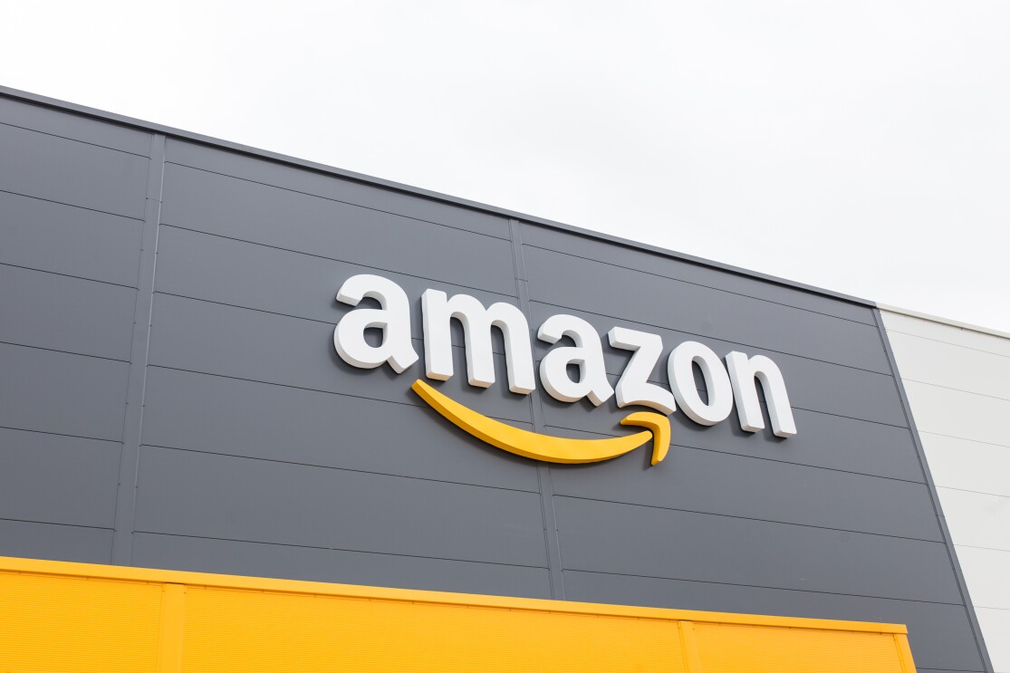 Logo Amazon na froncie budynku centrum logistyki.