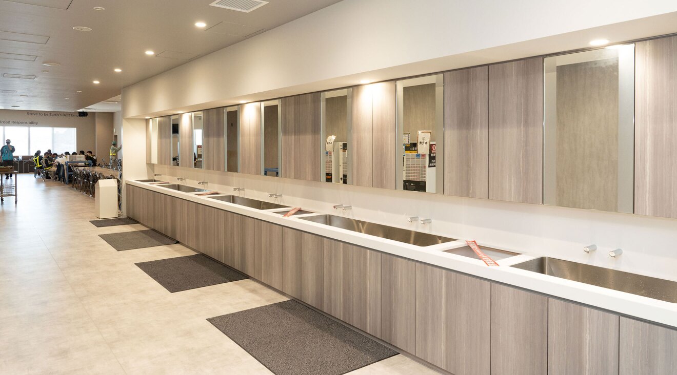 10人以上が一度に手を洗える洗面台。床には滑りどめのシートが置かれている