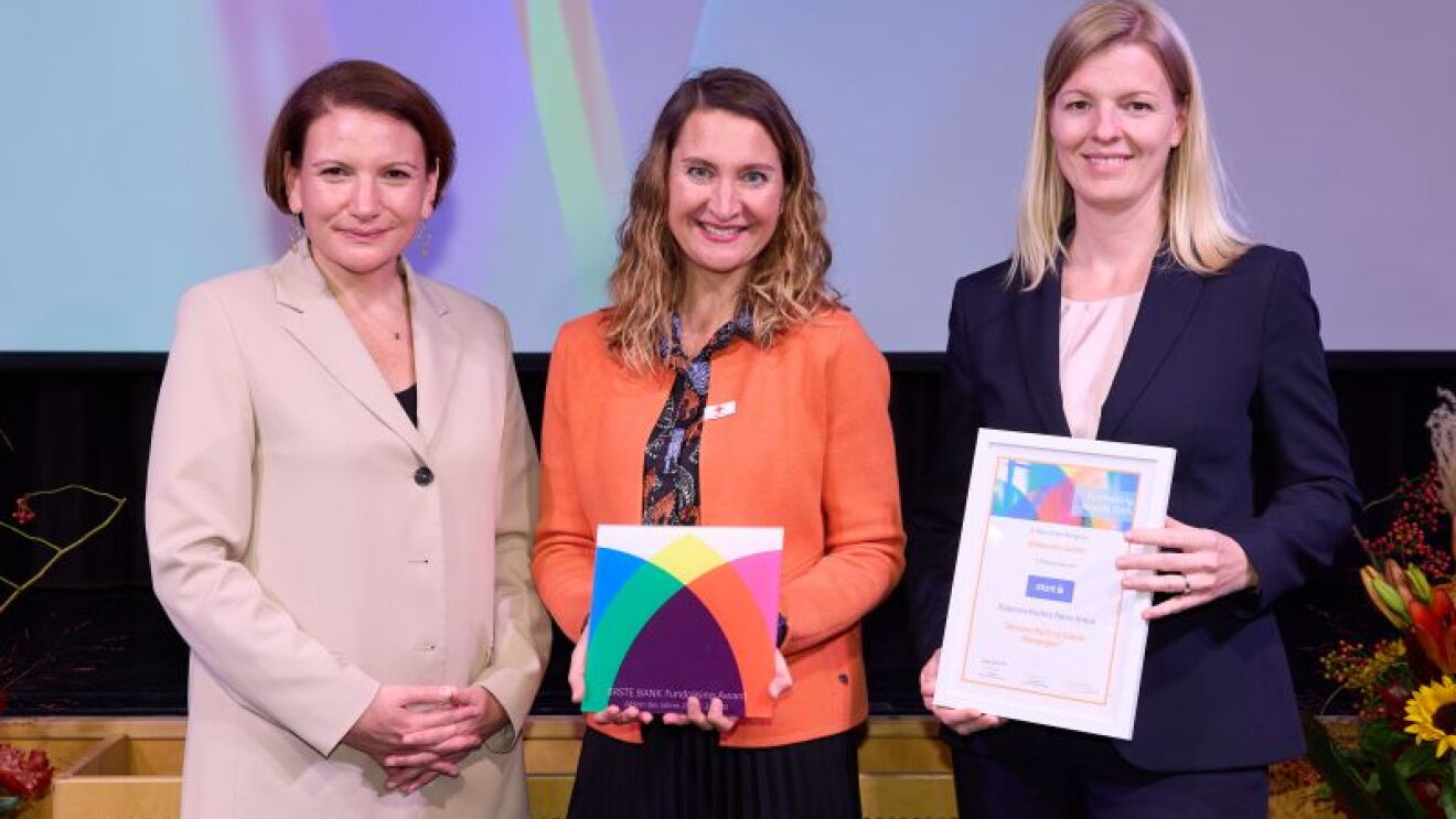 Daniela Plekat, Interim Country Lead Austria (rechts im Bild) und Magdalena Huber-Schwarz, zuständig für Unternehmenskooperationen beim Österreichischen Roten Kreuz, nehmen den Fundraising Award entgegen.