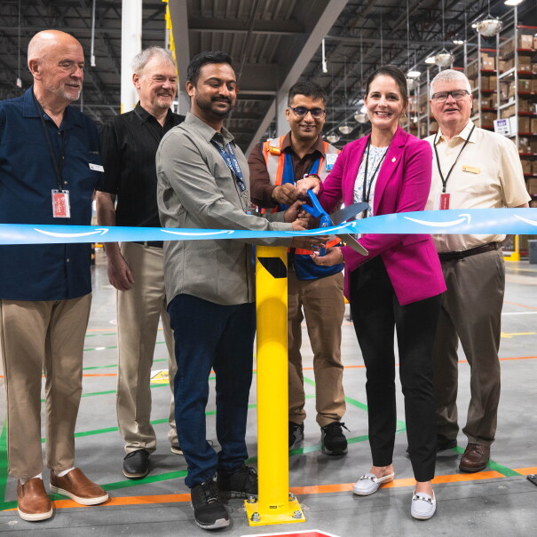Des employés d'Amazon coupent le ruban