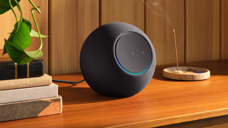 Amazon Echo auf einem Schreibtisch zu Hause mit Büchern und brennendem Räucherwerk