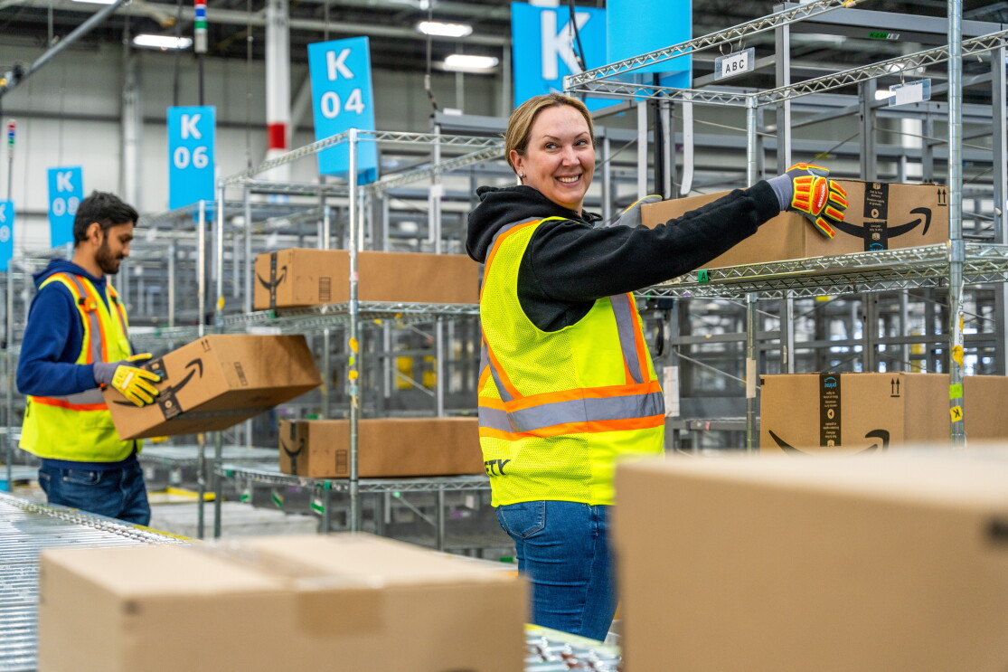 Angela Spehar, Directrice régionale des services de santé et sécurité au travail pour Amazon Logistics (AMZL) Canada, supervise les programmes en la matière pour les employés qui travaillent dans le réseau de livraison de l’entreprise, soit plus de 30 centres de livraison d’un océan à l’autre. 