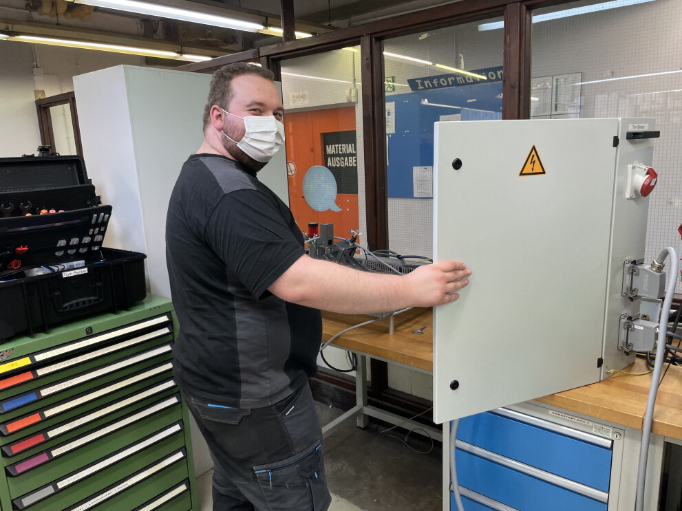 Azubi Tom Becker während seiner Ausbildung bei Amazon