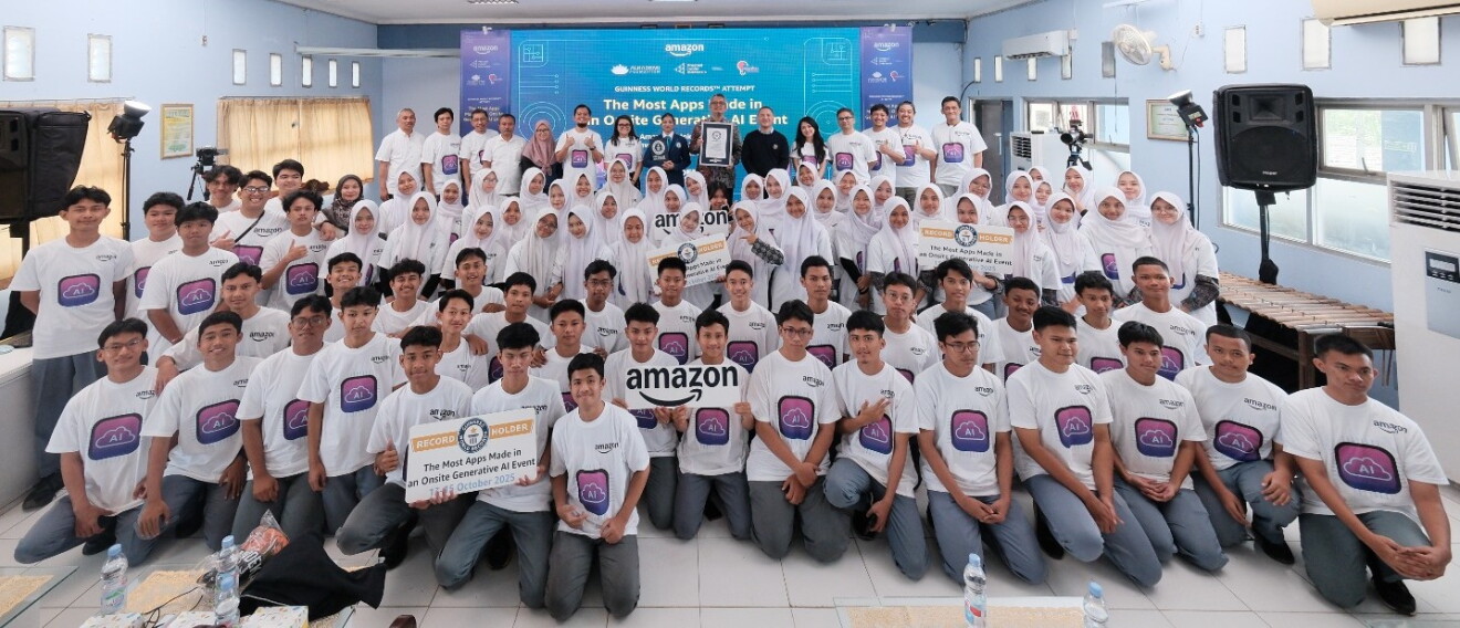 Just a small fraction of the over 2000 students who took part in the GUINNESS WORLD RECORDS(R) attempt
Photo by AWS