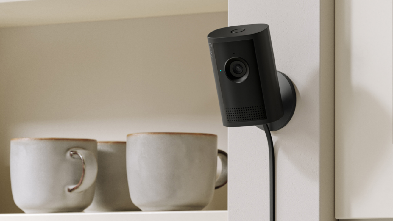 Caméra intérieure noire surplombant des tasses blanches de cuisine