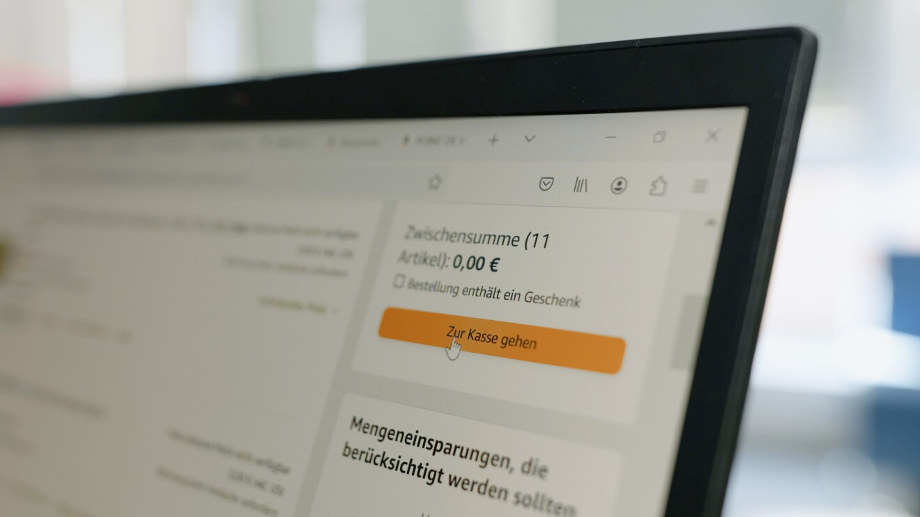 Ein Bildschirm mit einem Blick auf die Kasse für Produkte von Amazon Sachspenden die 0 EUR kosten.