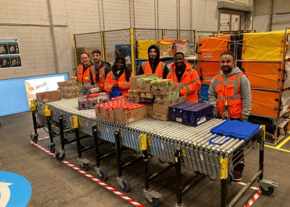Mitarbeiter:innen in den Verteilzentren in Bochum, Essen, Köln, Witten und Aachen packten über 700 Lebensmittelpakete für Einrichtungen der Organisation Children for a better World e.V.