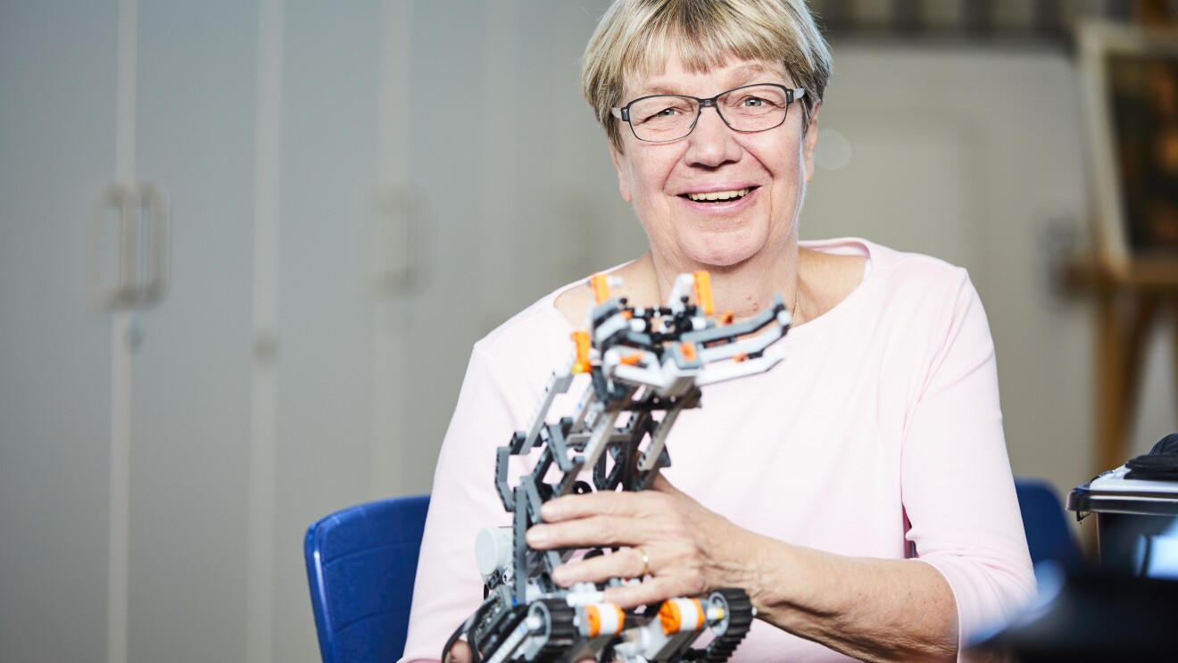 Imke Rademacher präsentiert einen kleinen Roboter