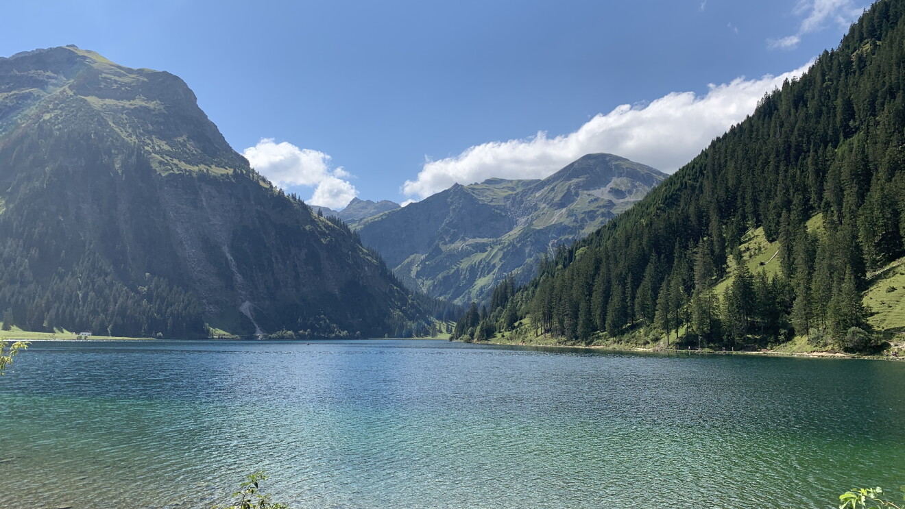 Ein See liegt in Mitten von Bergen. 