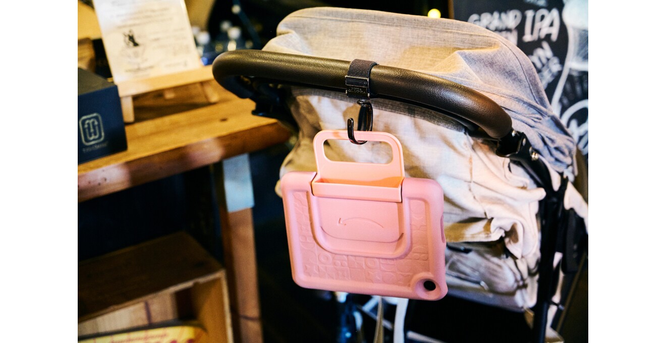 ベビーカーのフックにFire 7 を引掛ける写真