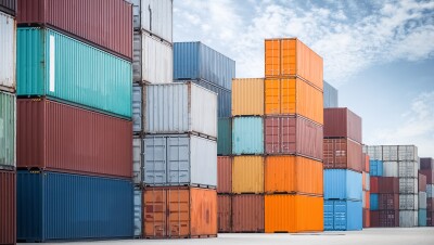 堆砌在货场的多色集装箱