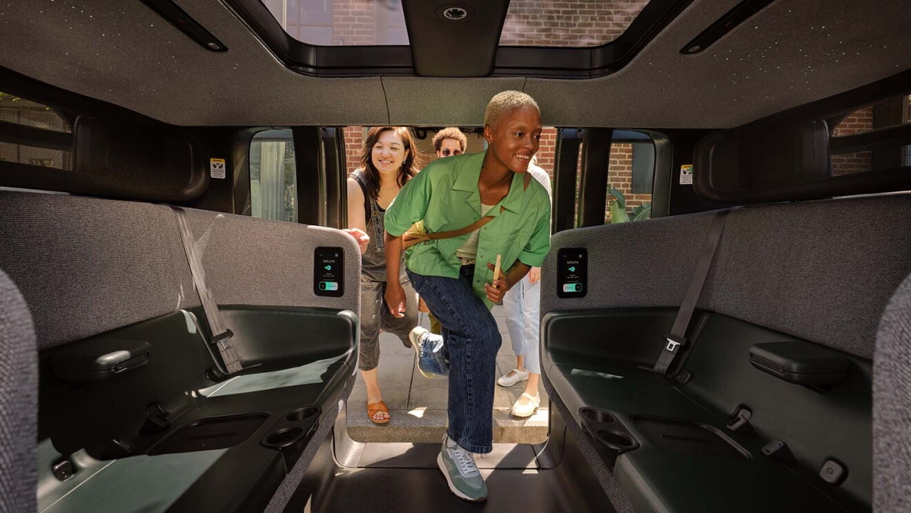 Una imagen de un grupo de personas entrando en un coche Zoox. 
