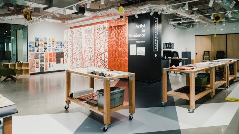 艺术家在住所工作室的照片。