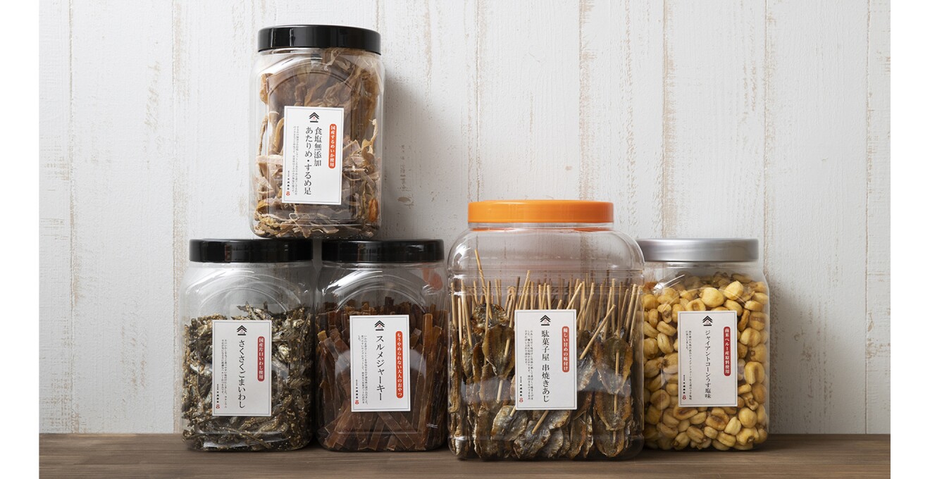 おつまみ容器にはいったスルメ、イワシ、アジ、ジャイアントコーンなどの各種おつまみ