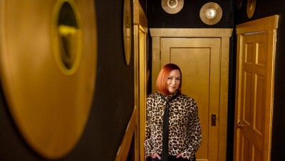 MTK在田纳西州纳什维尔的乡村热屋进行直播。