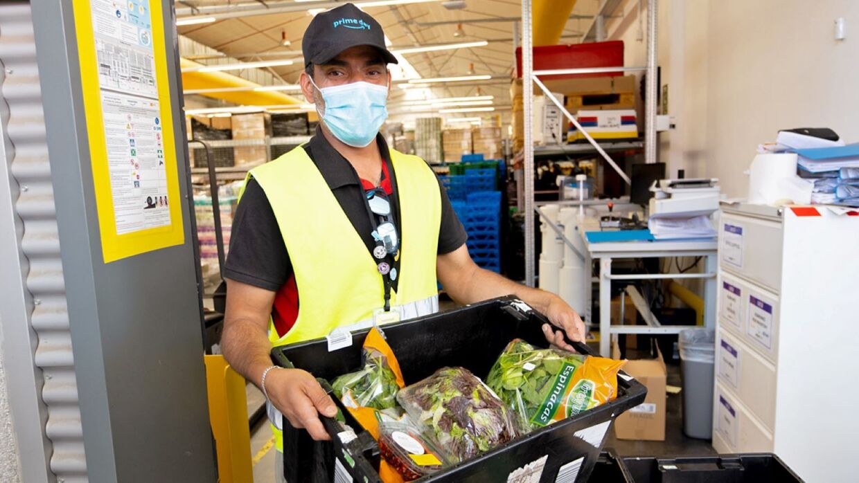 volunteering prime da y hat basket with food disaster relief-Retouch.jpg