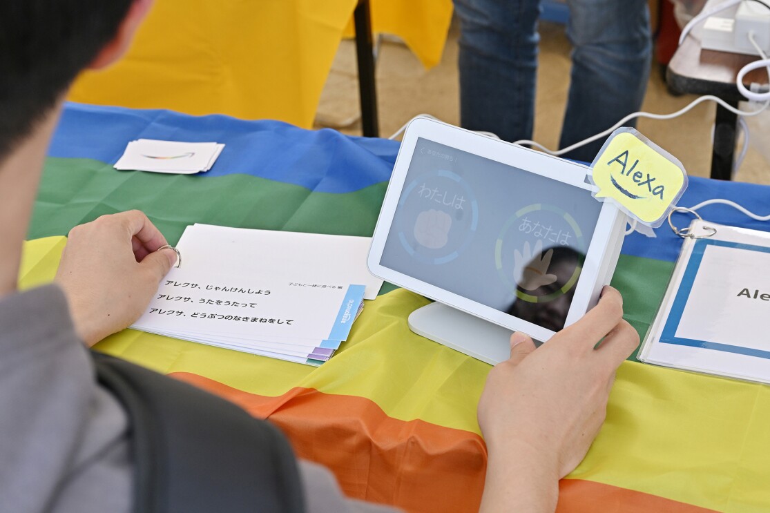 Amazon Echo show 8でじゃんけんをしている