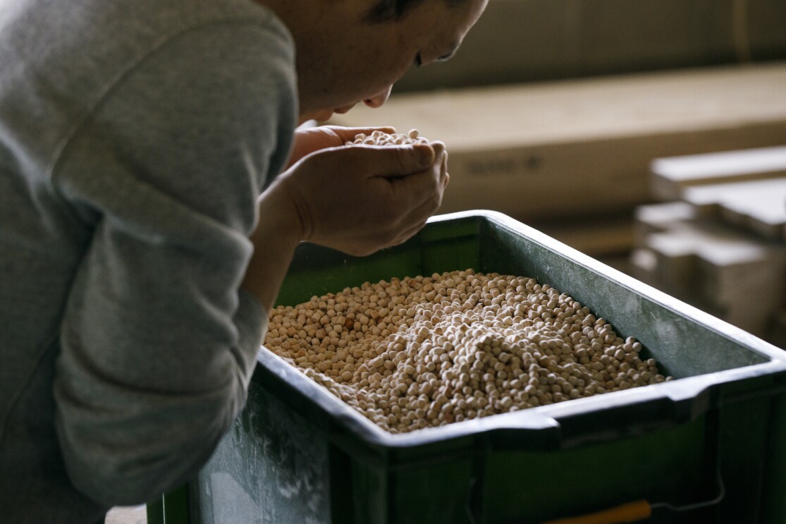 作り手たちのこだわりと林業への想い──飛騨の魅力を詰め込んだ「ひのきまくら」