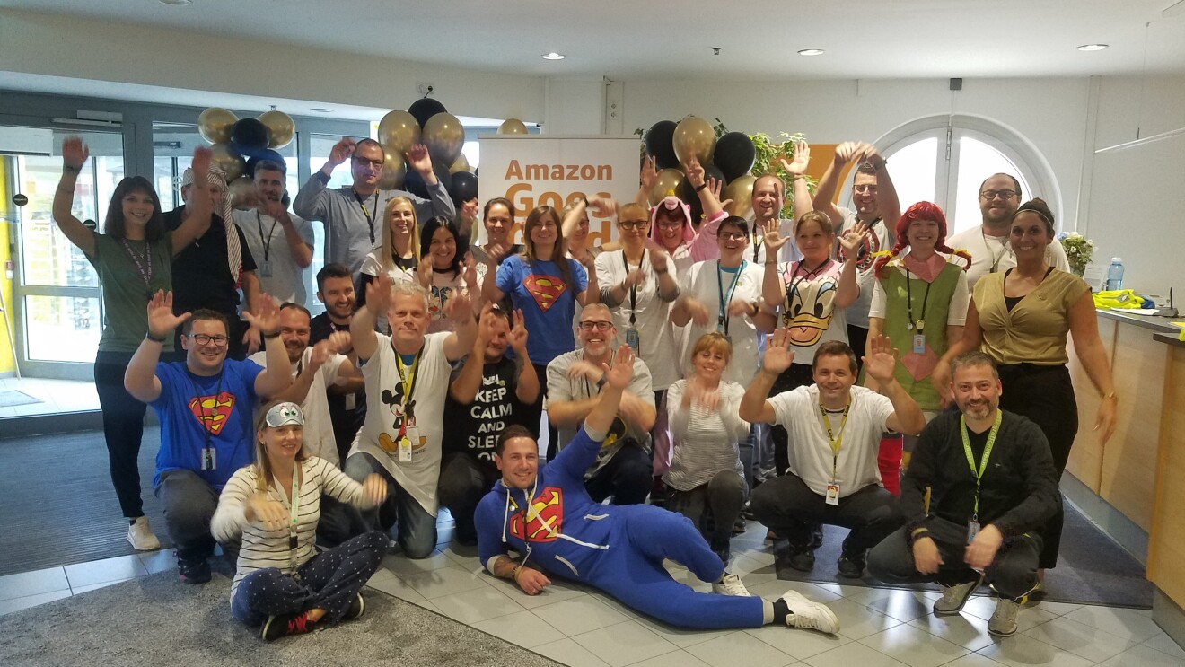 Gruppenbild mit Mitarbeitern im Schlafdress