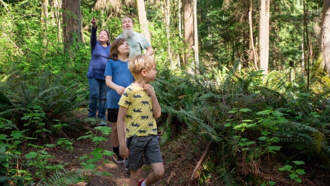 亚马逊员工布伦登是一名聋子,这张照片是他在日常生活中的表现