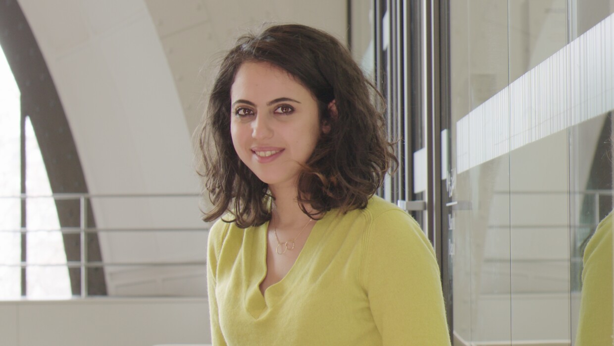 Une jeune femme se tient assise devant son ordinateur dans une salle de conférence d'Amazon à Clichy