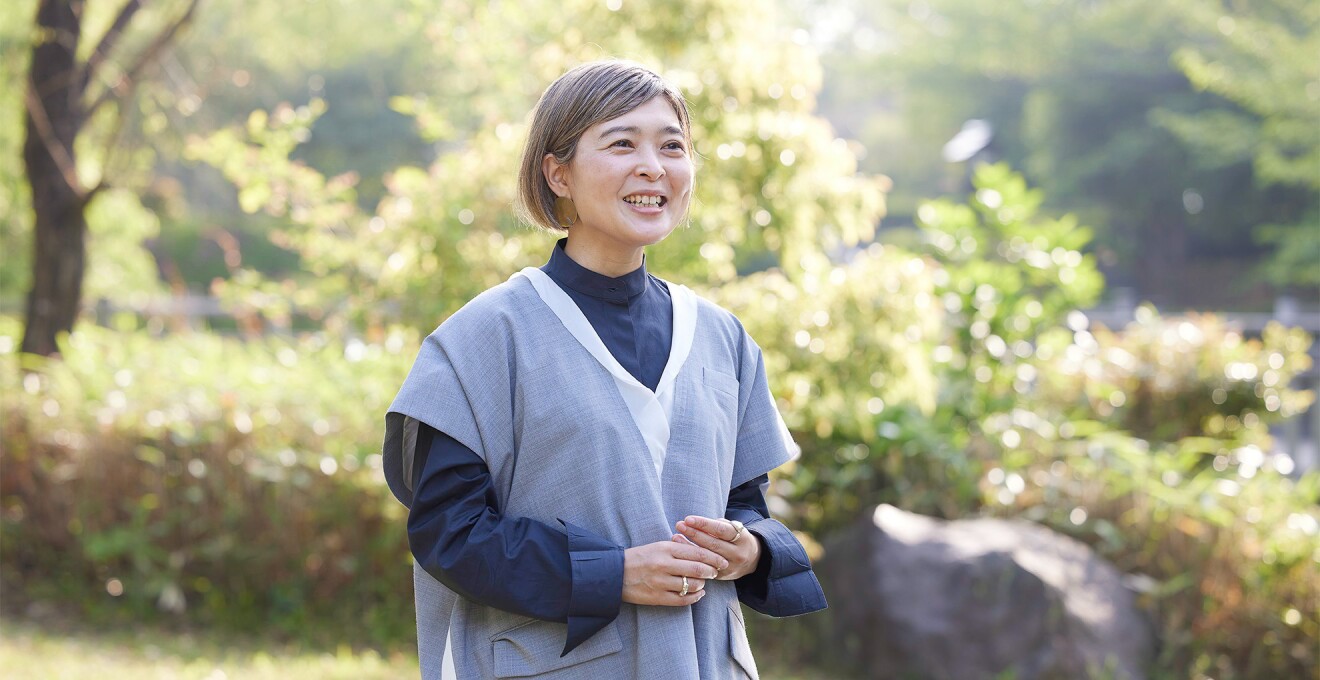 公園に立つ女性。西山さん