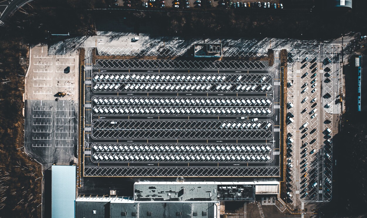 Blick von oben auf das Verteilzentrum und seine Parkplätze.
