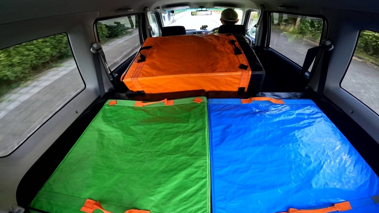 荷台に積まれた商品ケース