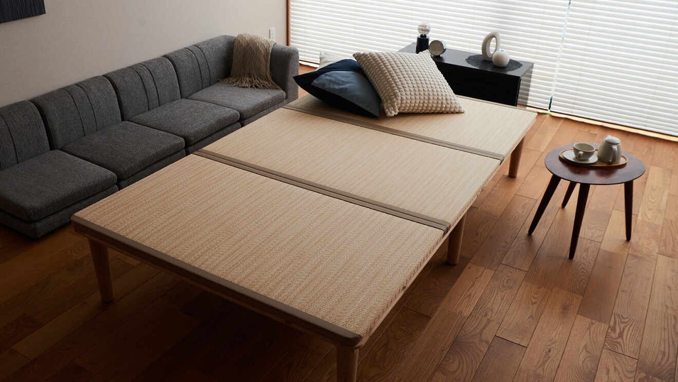 リビングに置かれたこあがりのための畳。洋風のインテリアになじんでいる