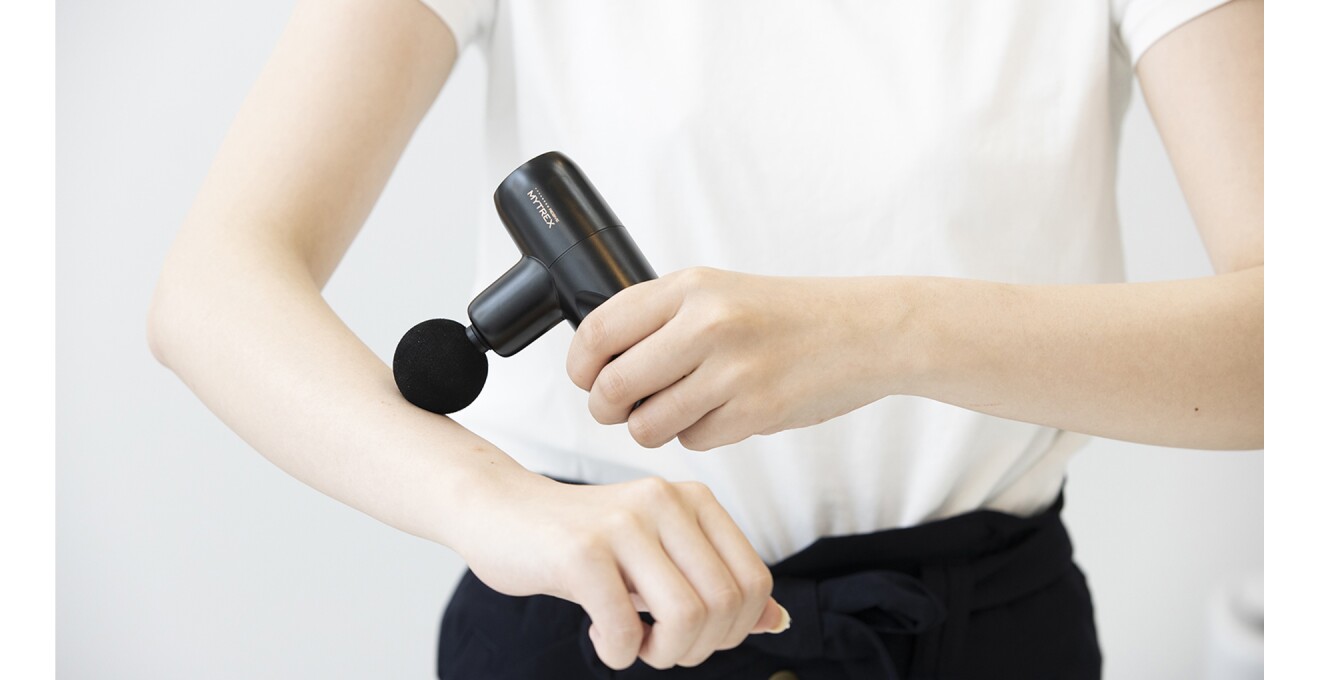 MYTREX REBIVEの先端を腕に押し当てている写真