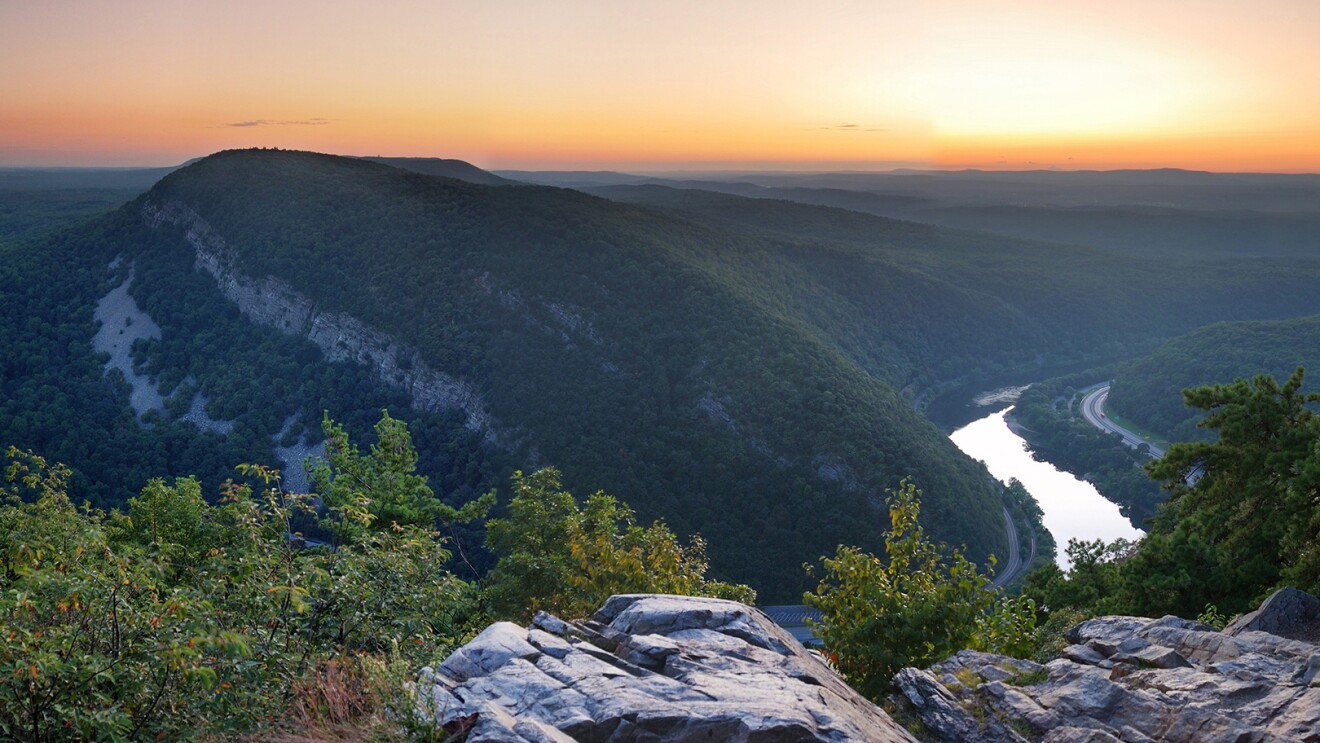 宾夕法尼亚州Appalacian山脉的一个视图俯瞰山脉,河流,植被,在日落前。