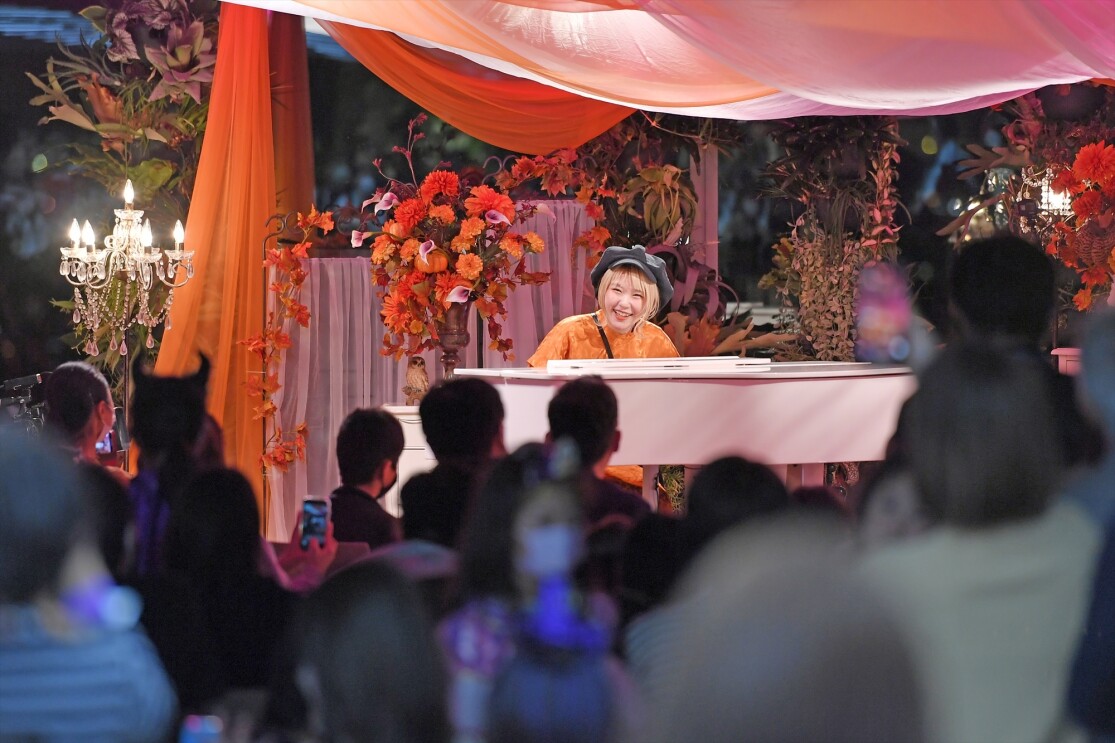 Amazon Family Day2022でピアノを演奏するハラミちゃん