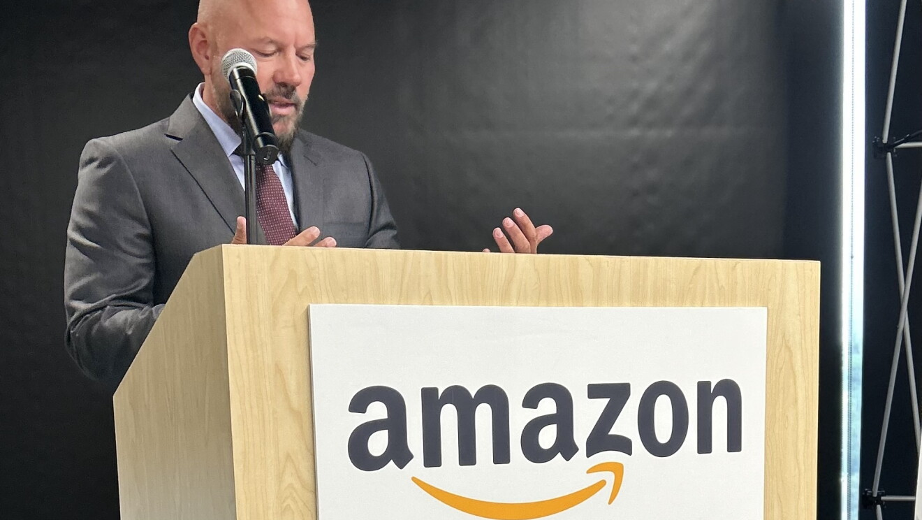 Foto de la fimra del convenio de colaboración entre Amazon México y la Fundación Fhadi.
