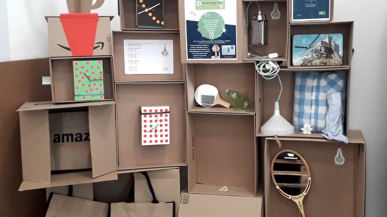 Corner nel centro di distribuzione di Vercelli realizzato con materiali di riciclo, come scatole.