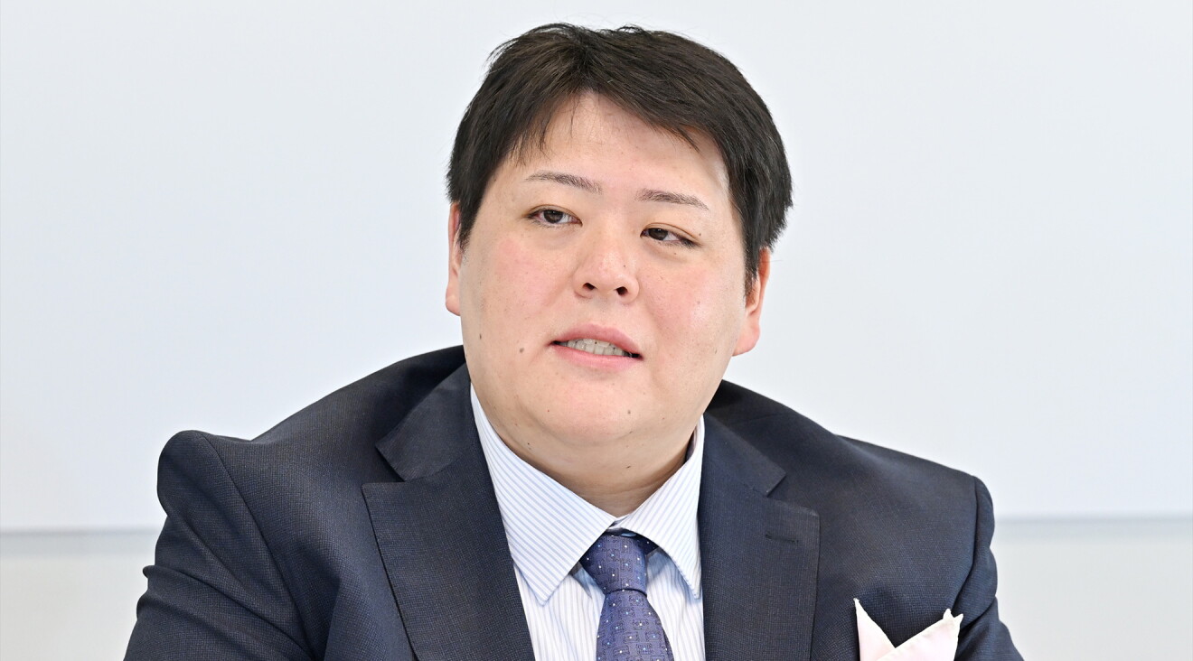 スーツを着た男性（山口さん）が発言している