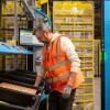 Salarié d'un centre de distribution Amazon
