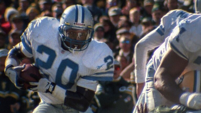 Former NFL running back Barry Sanders during a game.